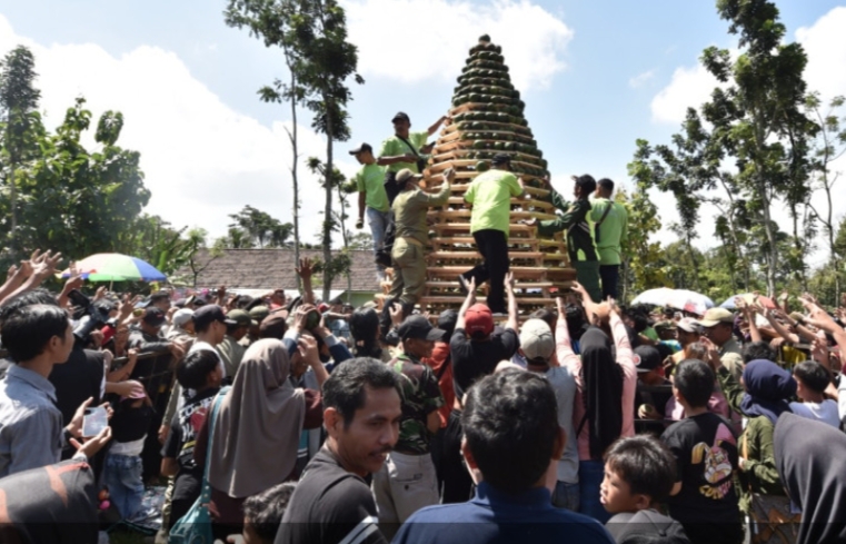 Warga Pasuruan Berebut Ribuan Alpukat pada Kegiatan Gema Kating