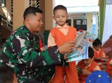 Babinsa Desa Penambangan Tingkatkan Minat Baca Anak-Anak TK melalui Program TMMD ke-120