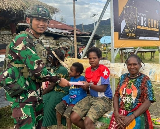 Bangkitkan semangat Belajar, Satgas Buaya Putih Kostrad Bagikan Buku Dan Alat Tulis