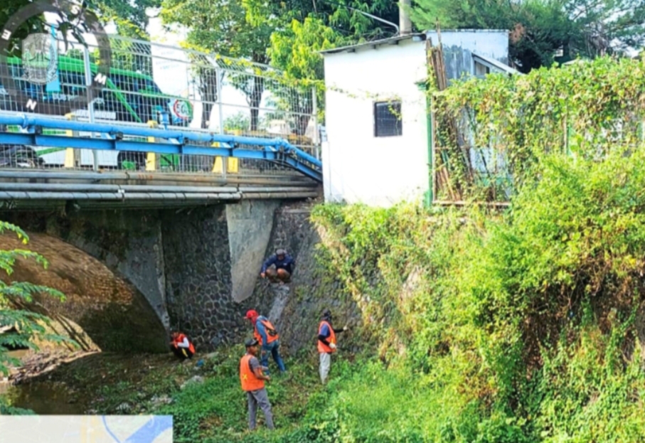 Jelang Musim Kemarau, UPT PJJ Kediri Laksanakan Pembersihan Permukaan dan Bawah Jembatan