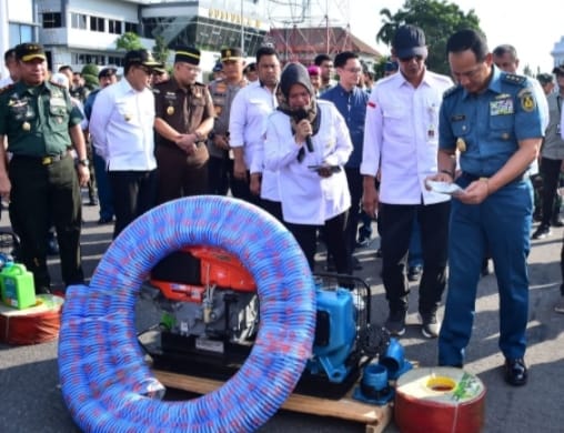 Kapal Perang TNI AL Distribusikan Alat Dan Mesin Pertanian Ke Kabupaten Merauke