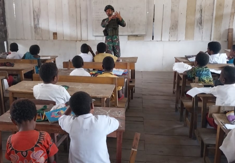 Prajurit 323 Buaya Putih Jadi Guru di Sekolah Pedalaman