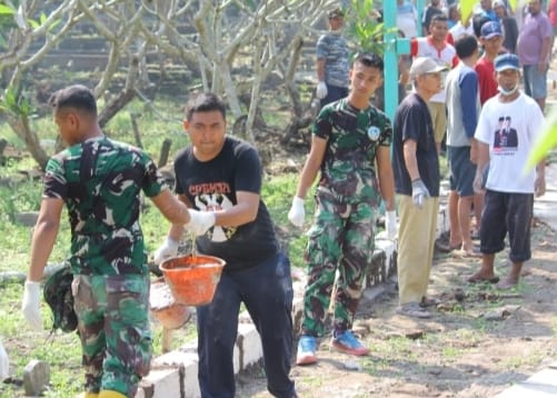 Satgas TMMD ke-120 Kodim 0816/Sidoarjo Bersama Warga Desa Penambangan Bergotong Royong Perbaiki Jalan Makam