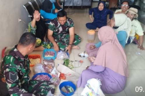 Suasana Hangat antara Satgas TMMD dan Warga Desa, Memasak Bersama Sebagai Momentum Kebahagiaan