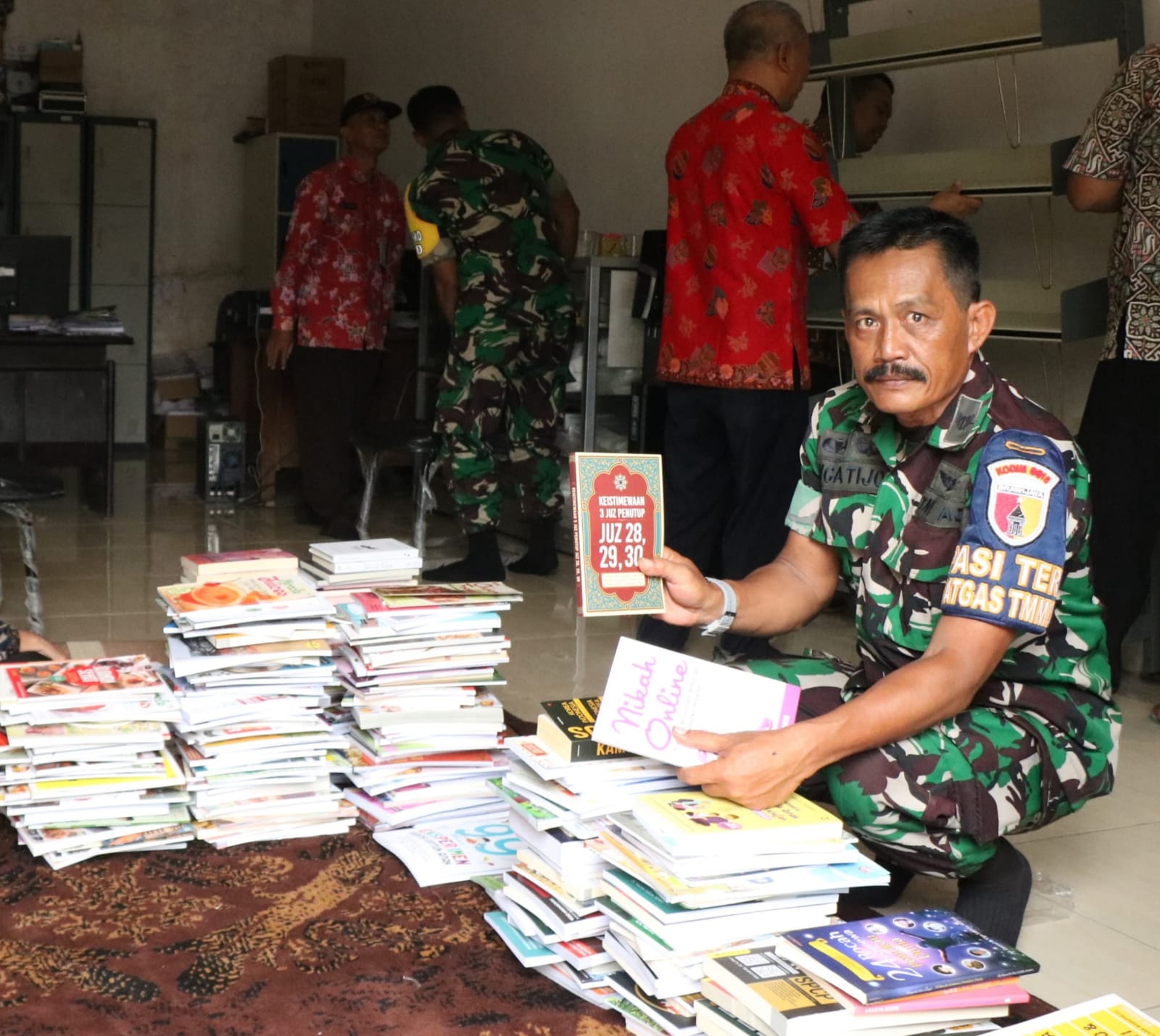 Wujud Sinergi, Dinas Perpustakaan Sidoarjo Serahkan Bantuan Buku untuk Desa Penambangan melalui Satgas TMMD ke-120