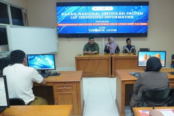 Diskominfo Jatim Bersama Relawan TIK Adakan Pelatihan Bersertifikat Operator Komputer Muda