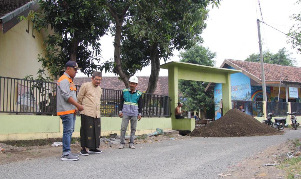 Pemkab Pasuruan Perbaiki Jalan Rusak Di Desa Kenduruan, Kecamatan Sukorejo