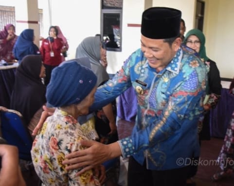 Plt Bupati Sidoarjo Subandi Serahkan Bantuan Beras, Warga Desa Sambut Gembira