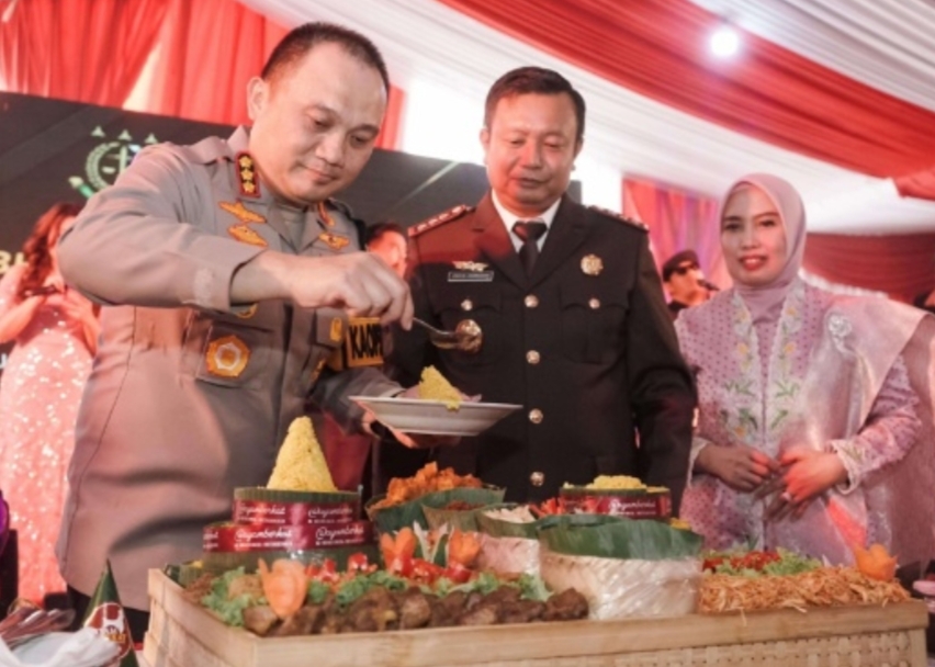 Kapolrestabes Surabaya Persembahkan Nasi Tumpeng di Hari Bhakti Adhyaksa