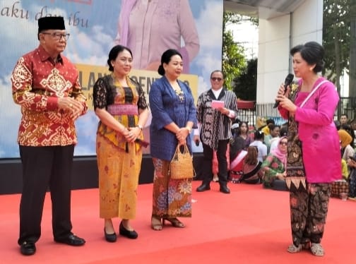 Menteri Bintang Puspayoga dan Lana Koentjoro Pimpin Ribuan Peserta dalam Parade Kebaya Nasional di Senayan dan 8 Kota Lainnya