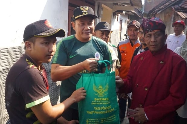 Plt Bupati H Subandi Bersama Baznas Bantu Perbaikan Empat Rumah Warga di Gedangan dan Buduran