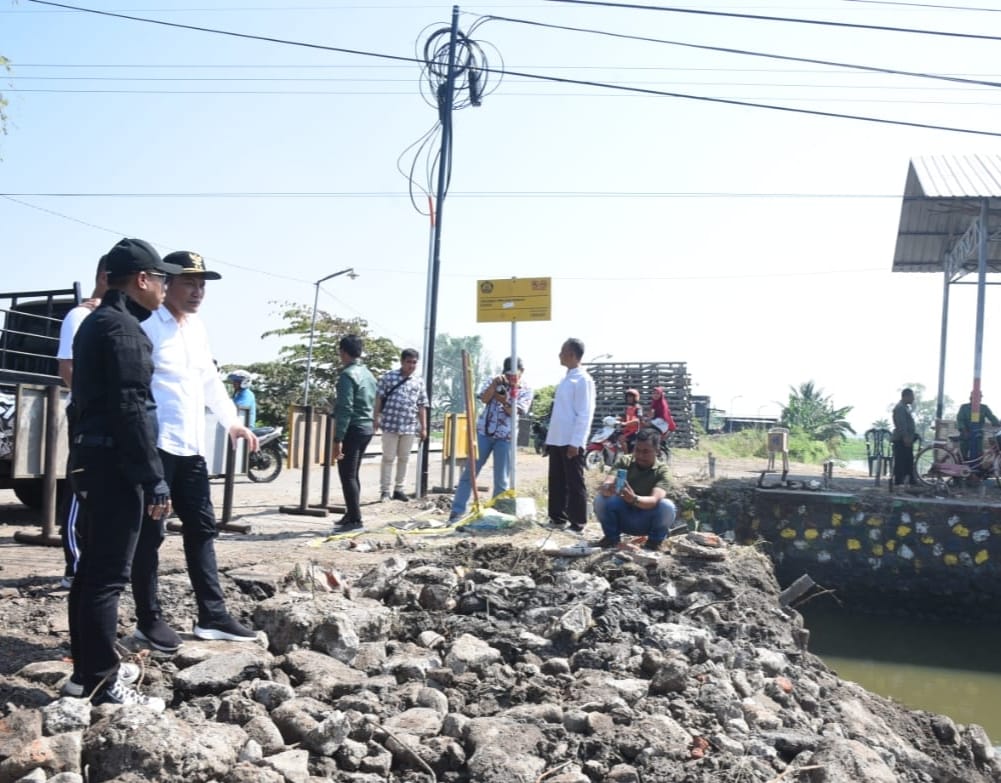 Plt Bupati Subandi Pantau Langsung Pembangunan Jembatan Kedungpeluk