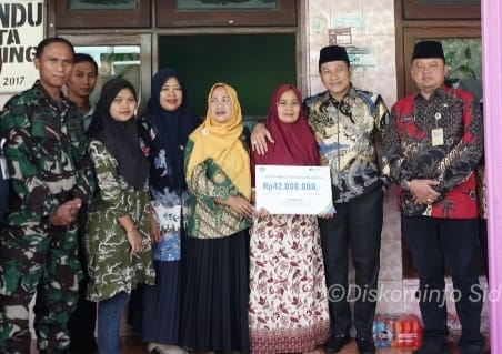 Plt. Bupati Subandi Serahkan Santunan JKM sekaligus Beasiswa Pendidikan Senilai Rp. 127.500.000