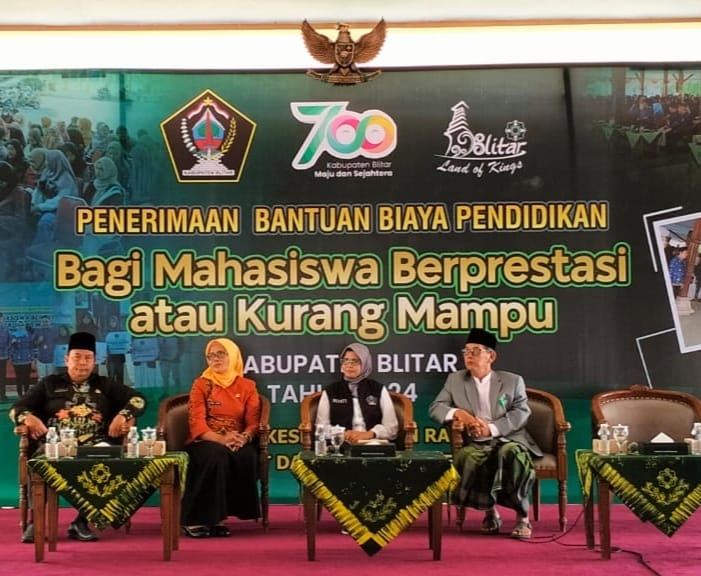 Bupati Blitar Serahkan Bantuan Biaya Pendidikan Bagi Mahasiswa Berprestasi dan Kurang Mampu