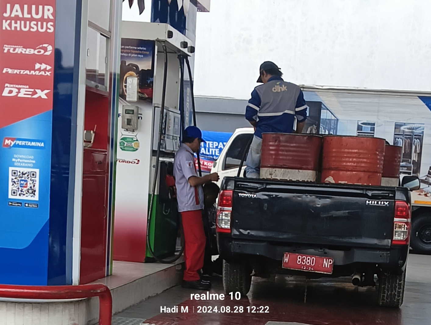 Pikup Plat Merah Isi BBM di SPBU Pakai Drum