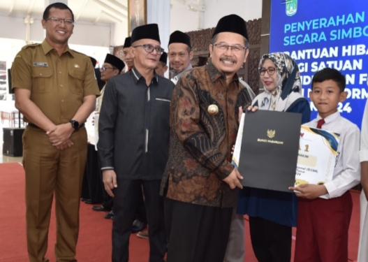 Pj Bupati Pasuruan Serahkan Uang Pembinaan Peraih Medali O2SN