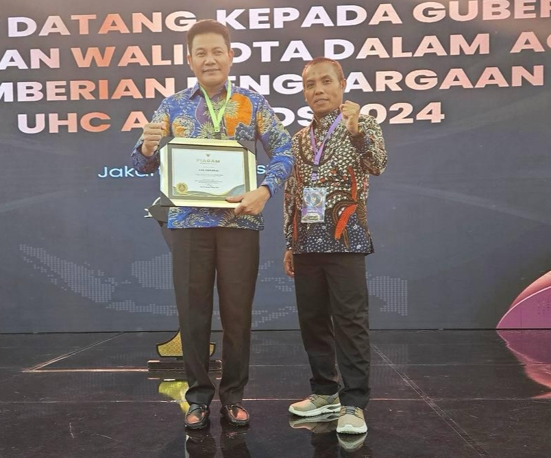 Plt Bupati Sidoarjo Subandi terima Penghargaan UHC Award 2024