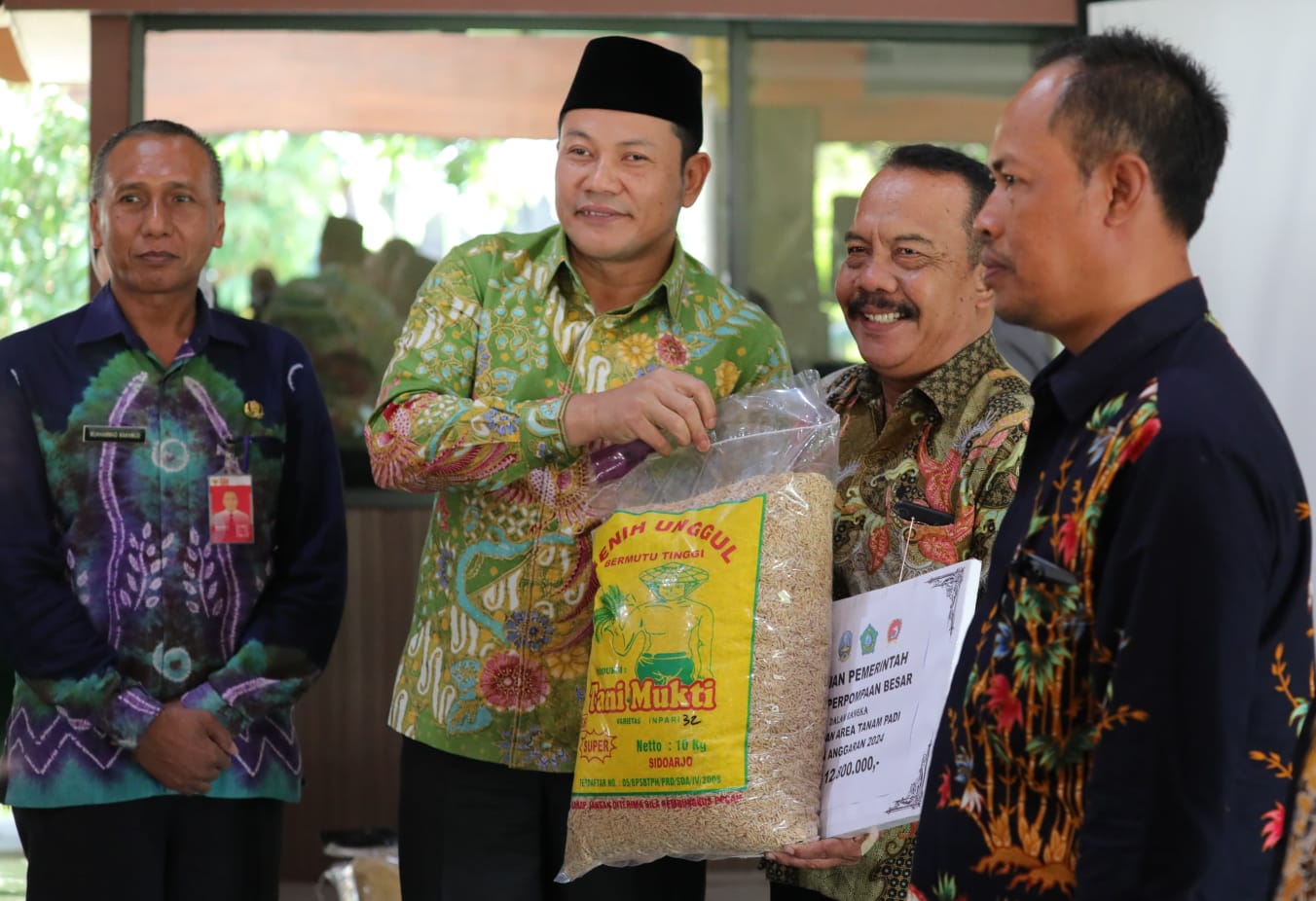 Plt Bupati Subandi Serahkan Bantuan Irigasi untuk 90 Kelompok Tani