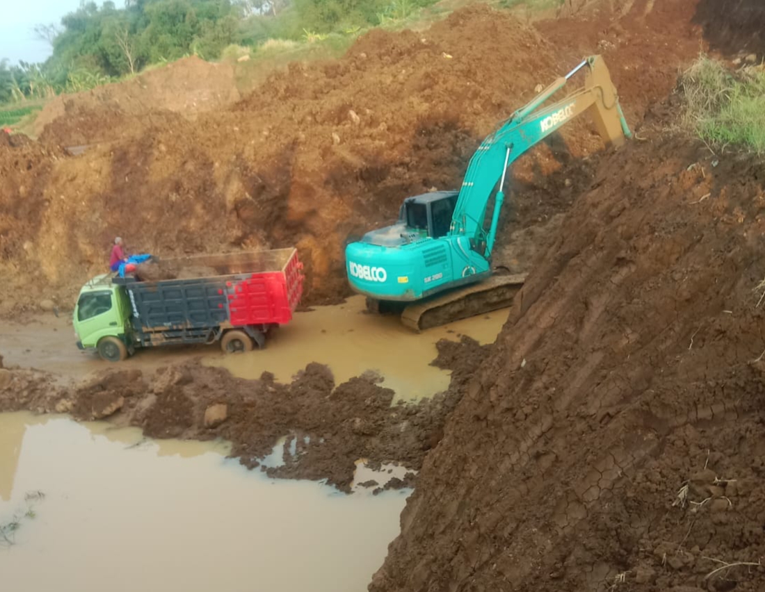 Hancurkan Lahan Pertanian dan Infrastruktur Desa, Disinyalir Tambang Galian C di Desa Bleberan Ilegal