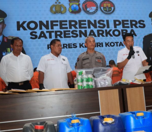 Polres Kediri Kota Amankan Tersangka Jual Miras Oplosan Es Moni yang Viral di Medsos