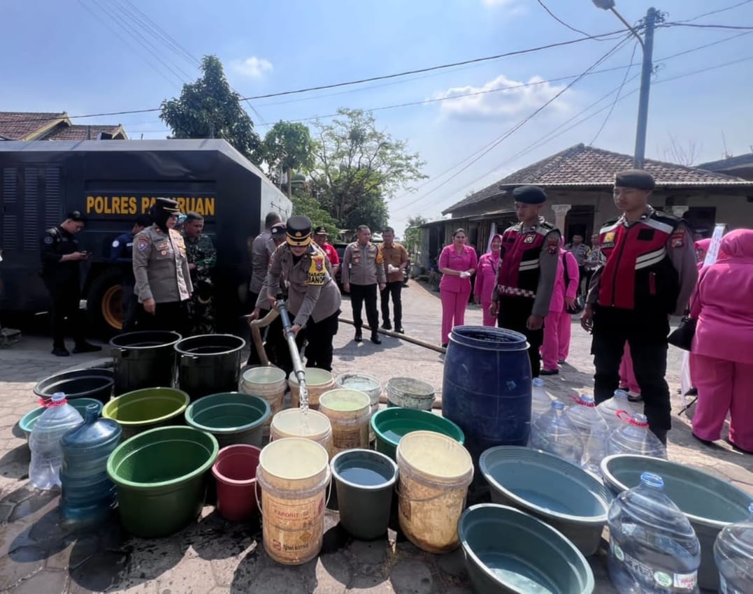 Polres Pasuruan Distribusikan Bantuan Air Bersih untuk Warga Terdampak Kemarau Panjang