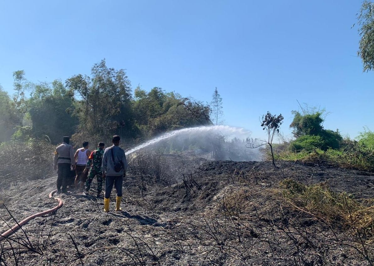 Sinergitas TNI dan Polri Bersama Warga Bantu Padamkan Kebakaran Lahan di Mojokerto