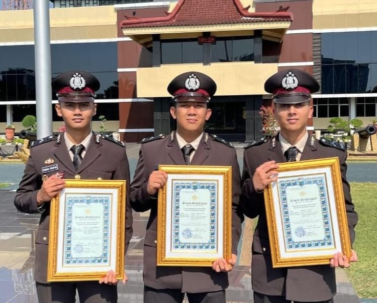 Kapolda Jatim Beri Penghargaan 3 Anggota Polres Pasuruan Kota atas Prestasi di Kejuaraan Karate Kapolri Cup 2024