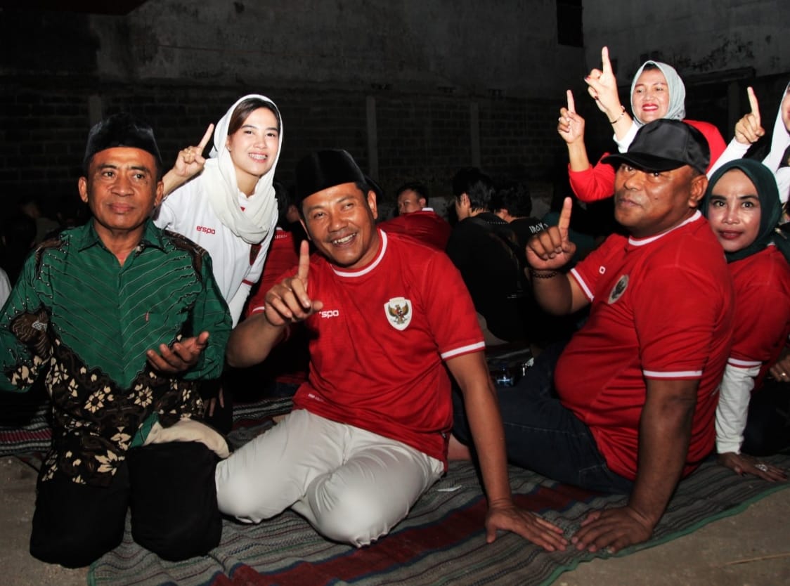 Paslon Bupati Sidoarjo H. Subandi dan Mimik Gelar Nobar Timnas Bersama Warga Sidoarjo