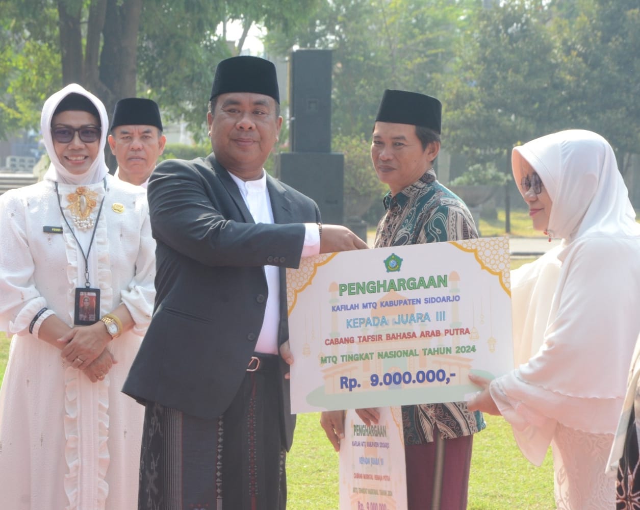 PJs. Bupati Sidoarjo Muhammad Isa Anshori pimpin Apel Hari Santri 2024 di Alun-alun dan Beri Penghargaan Santri Berprestasi