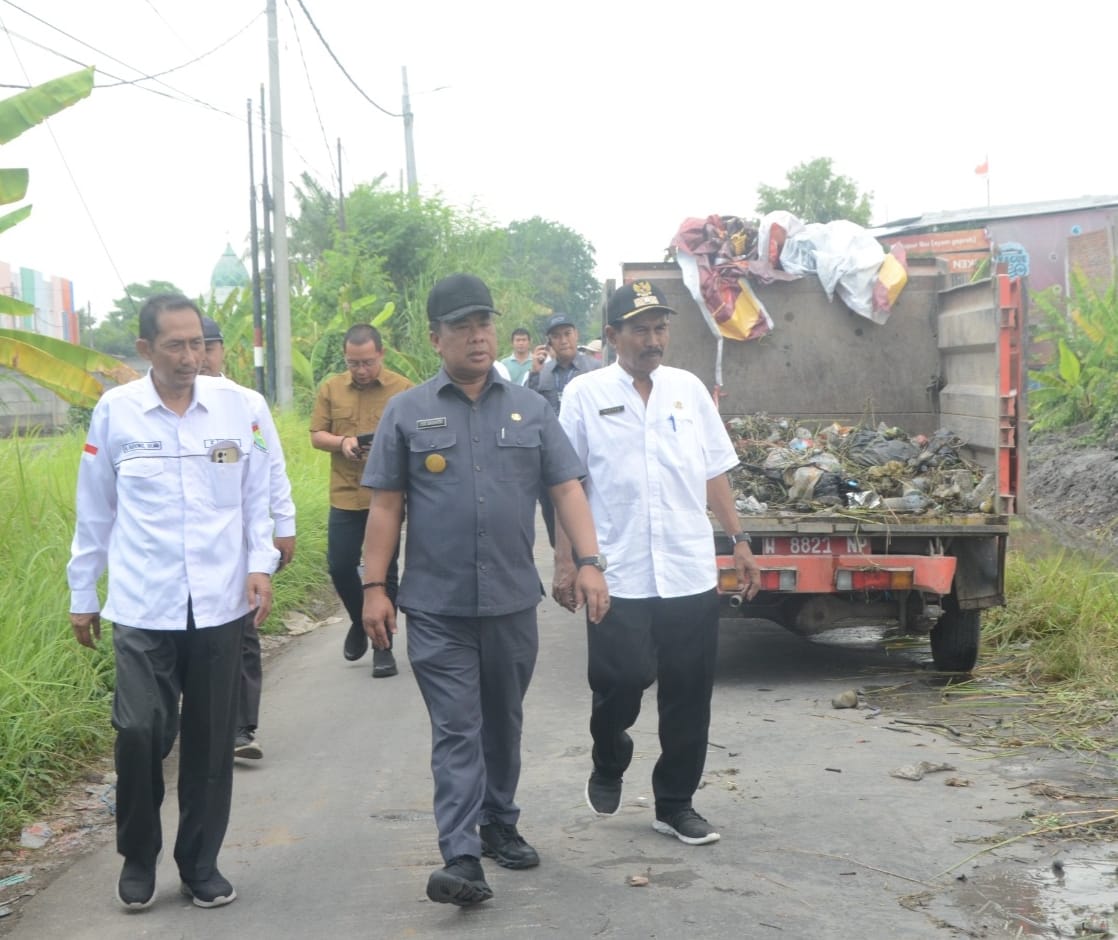 Pjs. Bupati Sidoarjo Pantau Langsung Normalisasi Sungai Dua Desa di Kecamatan Sukodono