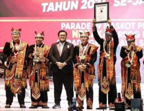 Puncak Kirab Maskot Pilkada Jatim 2024 di Tugu Pahlawan Pecahkan Rekor MURI