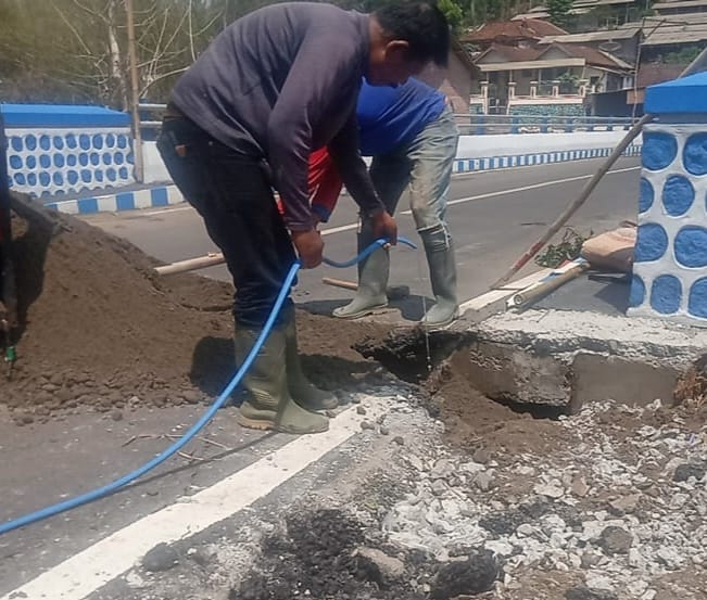 Diduga Kurang Pemadatan, Jembatan Dawuhan di Blitar Amblas