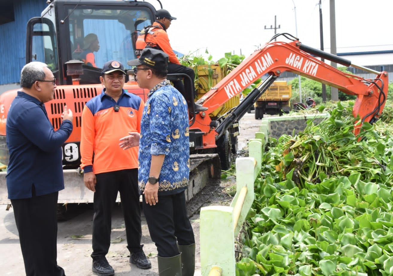 Dinas PU Bina Marga dan SDA Sidoarjo Bersama BPBD Jatim dan BPBD Sidoarjo Normalisasi Sungai Buntung Desa Tanjungsari