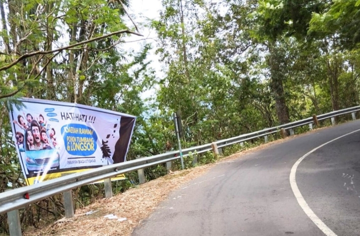 Dinas PU Bina Marga Provinsi Jatim Pasang Banner Peringatan Jalan Rawan Longsor dan Menyempit di Ruas Jalan BTS. Kota Batu – Pacet