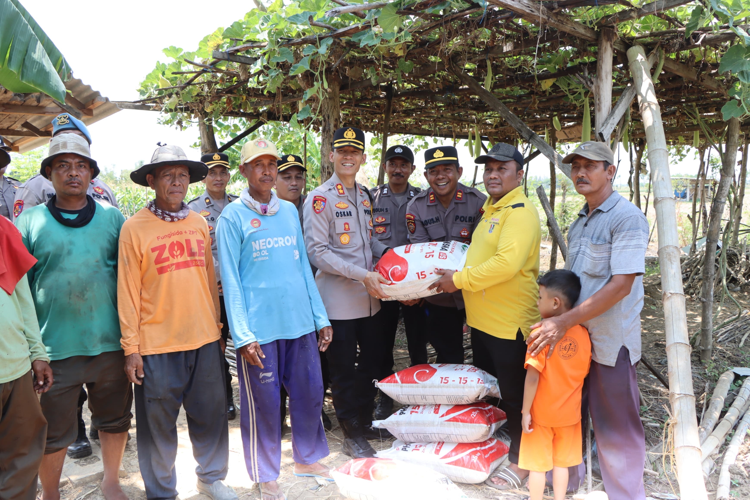 Dukung Asta Cita Polres Tuban Beri Bantuan Pupuk untuk Petani Jagung di Tambakboyo