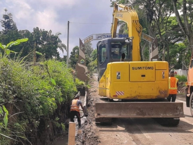 Wujudkan Kelancaran Lalin dan Keamanan Pengguna Jalan, Dinas PU Bina Marga Jatim Pasang Saluran Drainase di Ruas Jln Pasar Licin – Pos Jambu Banyuwangi