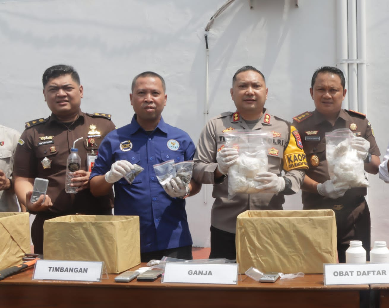 Kapolres Pasuruan Bersama Kajari Kabupaten Pasuruan musnahkan barang bukti hasil kejahatan di wilayah Hukum Pasuruan.