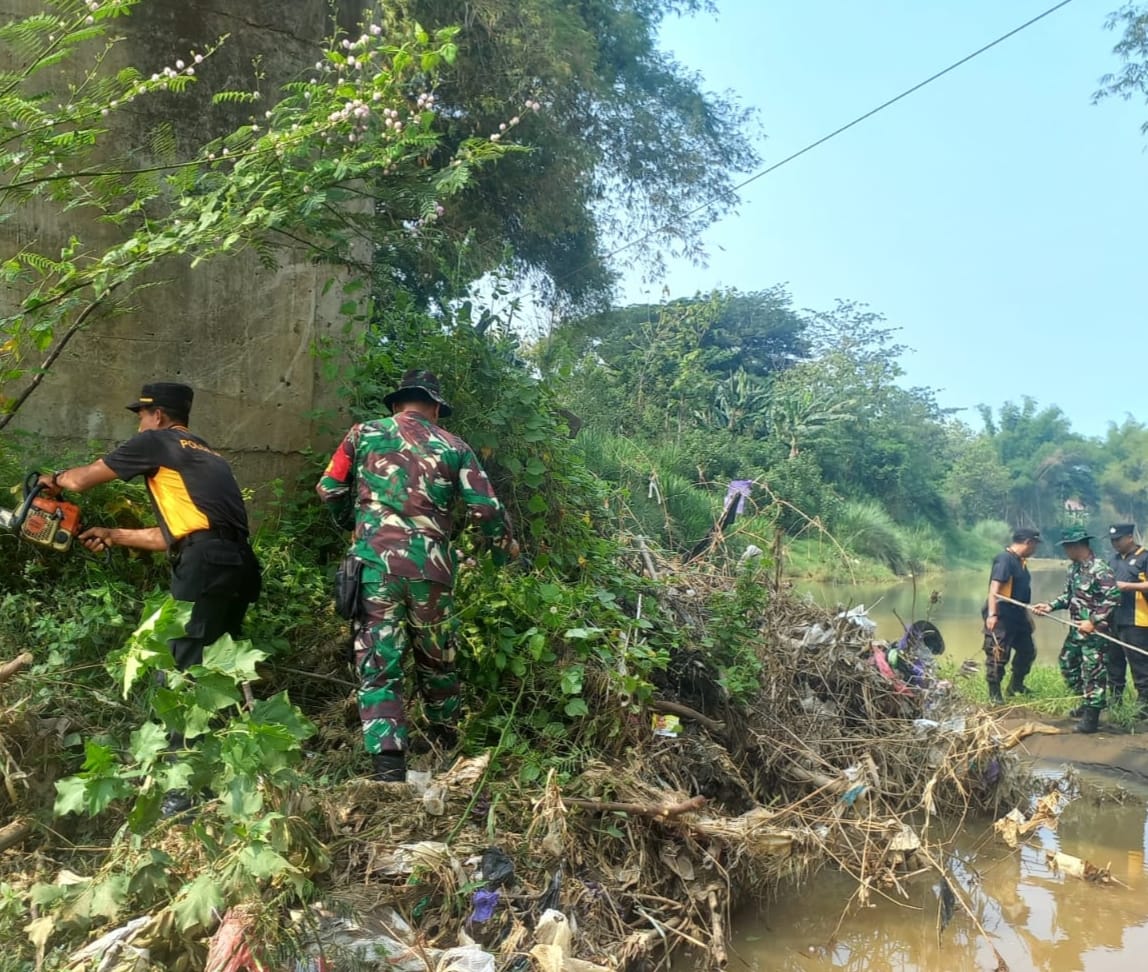 Kompak, Polres Ponorogo Bersama TNI dan Warga Bersihkan Sungai Cegah Banjir