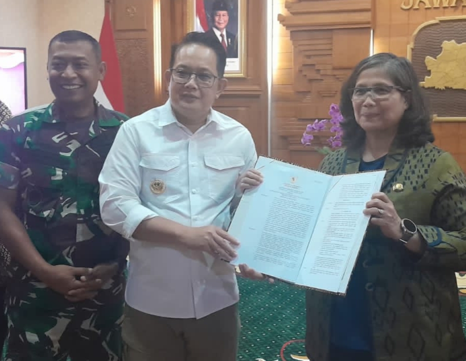 Pj. Gubernur Jatim Adhi Kariyono Serahkan SK Perpanjangan Pj. Wali Kota Kediri