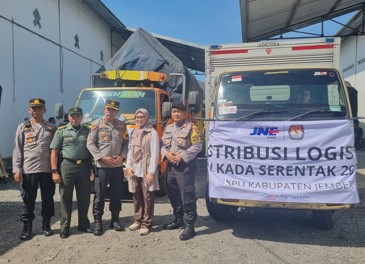 Polisi Kawal Pendistribusian Logistik Pilkada 2024 di Jember