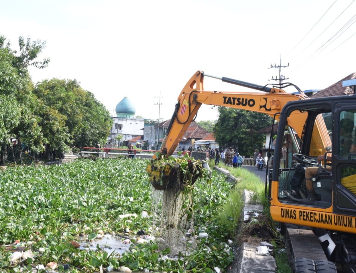 Pemkab Sidoarjo Bersama Kodim 0816 Sidoarjo Bersihkan Sungai Pelayaran