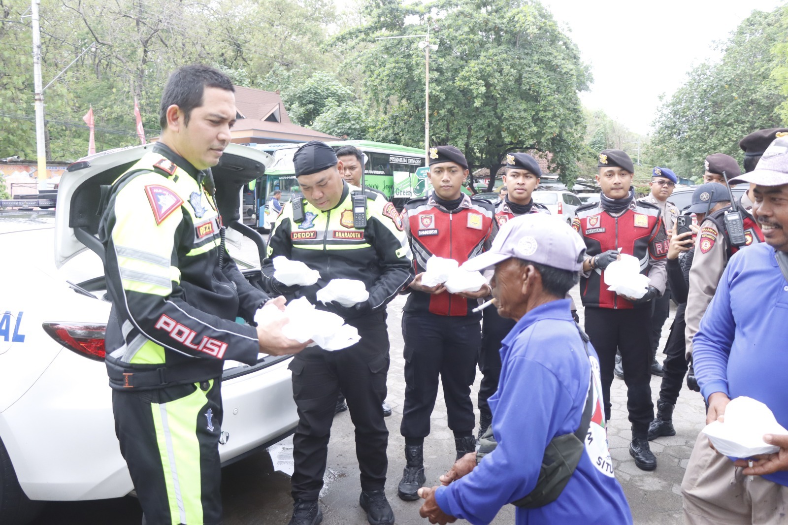 Pantau Jalur Pantura, Kapolres Situbondo Patroli Sambil Berbagi Nasi untuk Pekerja di Wisata Pasir Putih