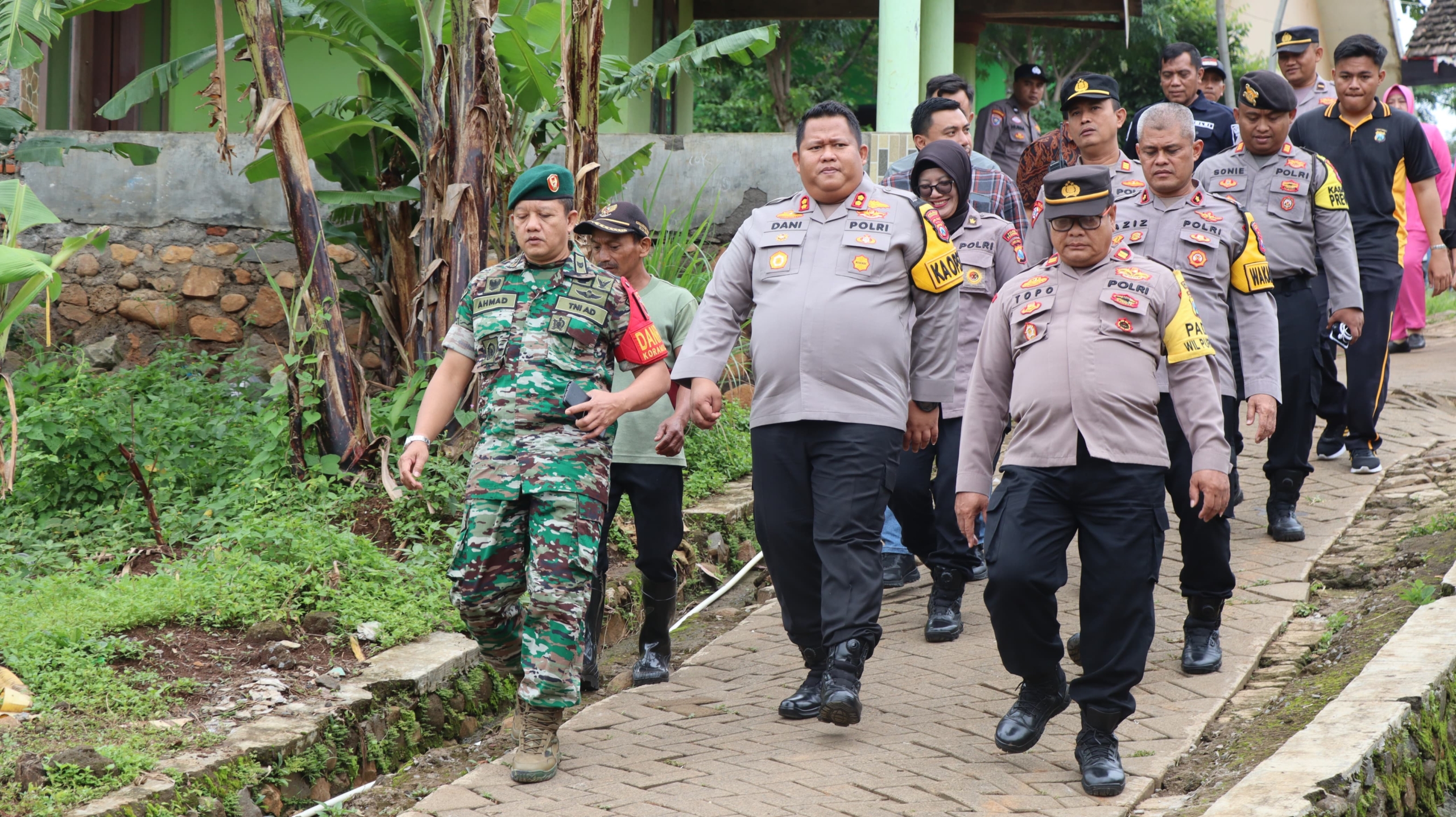 Polres Pasuruan Salurkan Bantuan untuk Korban Pergeseran Tanah di Purwodadi